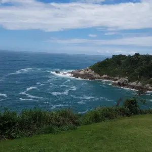 Susto em Porto Belo: Jovem sofre acidente de parasail e cai no mar