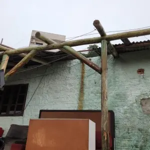 Queda de árvores, destelhamentos e alagamentos mobilizam a Defesa Civil; escolas suspendem aulas