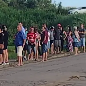 Moradores enfrentam fila para conseguir ficha de atendimento em Posto