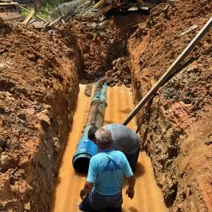 Adutora rompe na SC-410 em Tijucas e pode haver falta de água em toda a cidade