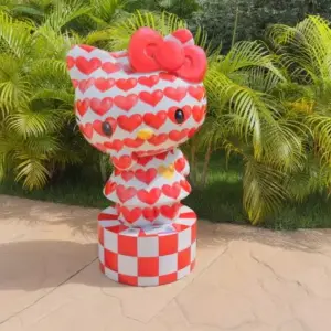 Hello Kitty ‘invade’ BC com exposição de estátuas personalizadas
