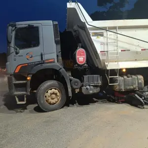 Motociclista fica ferido em colisão com caçamba na SC-410