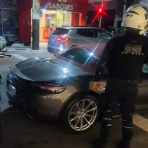 Porsche parado na pista e cerveja na mão: motorista preso após denúncia