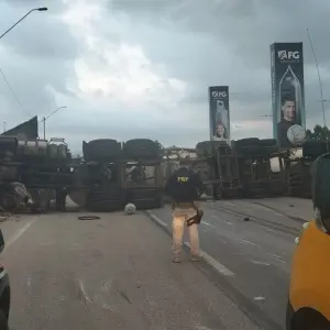 Trânsito é liberado após tombamento de carreta, mas filas ultrapassam 18 km na BR-101, em Porto Belo
