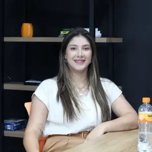 Hellen Tomazi empreende desde cedo e conta sua experiência Primeiro Clic Especial