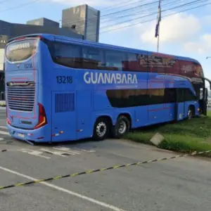 Motorista desmaia, perde a direção de ônibus e colide com poste