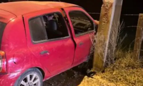 Carro bate em poste e deixa três mulheres feridas em Tijucas
