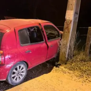Carro bate em poste e deixa três mulheres feridas em Tijucas