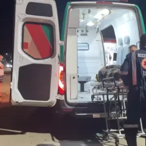Colisão entre carro e duas motos deixa dois jovens feridos