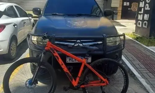 Homem é detido com bicicleta furtada e drogas; chassi estava raspado