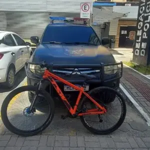 Homem é detido com bicicleta furtada e drogas; chassi estava raspado