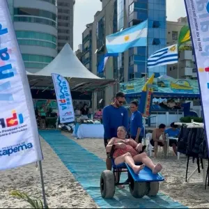 Luau da inclusão encerra temporada do projeto Vida na Praia em Itapema