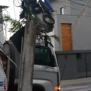 Caminhão colide com poste e causa queda de energia em Bombinhas