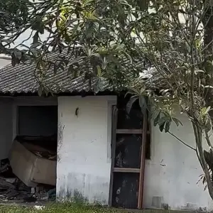 Moradores reclamam de casa ocupada com usuários de drogas e lixo acumulado