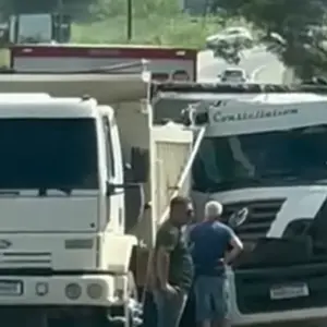 Acidente: Dois caminhões colidem na SC-410, em Canelinha