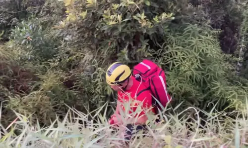 Resgate: Homem fica preso em corda e com parte do corpo submerso em cascata