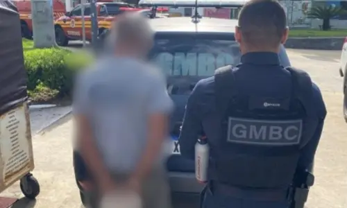 Homem é preso por furto e dano a posto de salva-vidas 