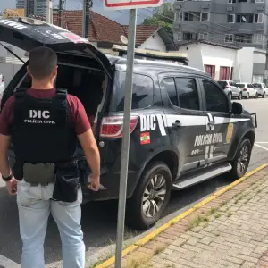 Homem com extenso histórico criminal preso por dirigir sem habilitação