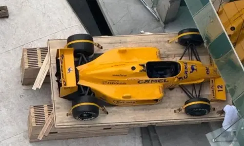Icônica Lotus 99T de Ayrton Senna chega a Balneário Camboriú para museu no Senna Tower