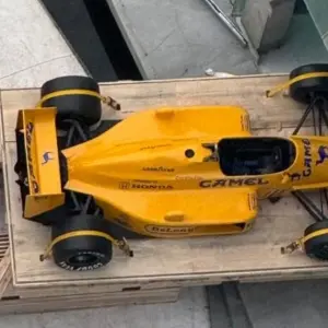 Icônica Lotus 99T de Ayrton Senna chega a Balneário Camboriú para museu no Senna Tower