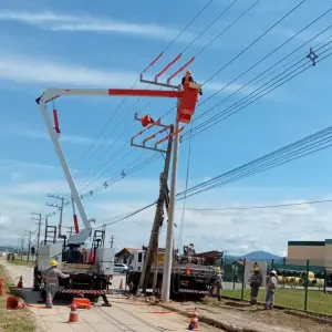 Celesc instala novo poste no bairro Itinga; denúncia foi realizada na última semana