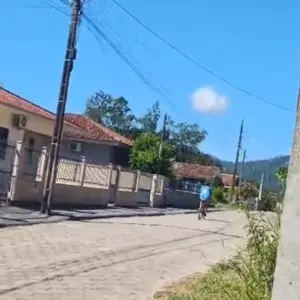 Avô é acusado de estuprar neto de 4 anos em Tijucas; polícia procura suspeito