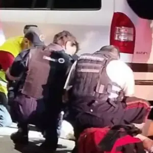 Agressor foge com a mãe após ferir enteado a golpes no pescoço