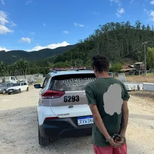 Homem com mandado de prisão é preso enquanto trabalhava da região