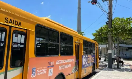 Motorista vai ao banheiro, homem furta ônibus, expulsa passageiros e foge