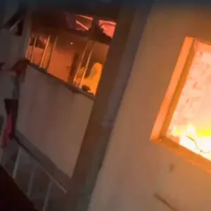Desespero na altura: homem se pendura em janela durante incêndio