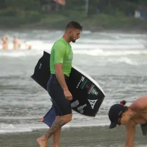 Éder Luciano brilha e vence 1ª etapa do Circuito Catarinense de Surf 