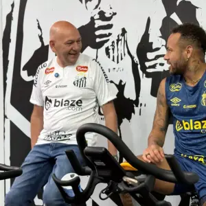 Luciano Hang visita CT do Santos e treina com Neymar Jr.