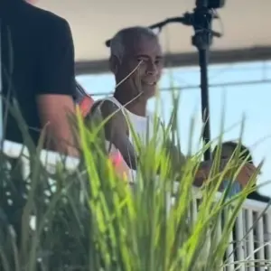 Romário chega na Praia do Perequê para o Desafio M. Santos de Futvôlei 