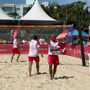 Tarde do Desafio M. Santos tem Romário na areia junto Eri Johnson