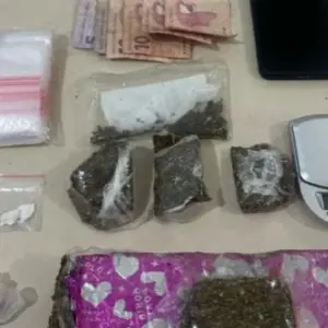 Homem é preso por tráfico de drogas; PM apreende grande quantidade de entorpecentes