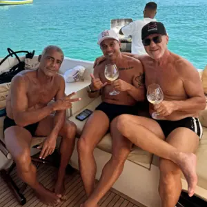Ex-jogadores Romário, Popó e Alex Dias curtem Praia do Caixa D’Aço após torneio em Porto Belo