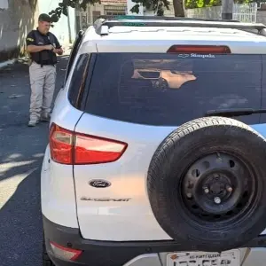 Homem provoca dois acidentes, foge e é preso com carro roubado em Itapema