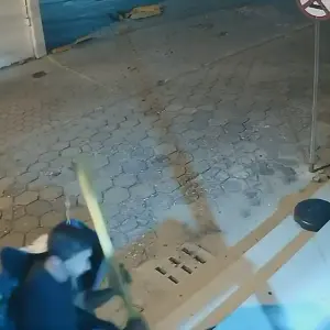 Criminoso tenta invadir loja de esportes com golpes de ferro, madeira e pedra