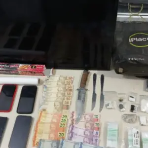 Operação da PM prende seis, incluindo dois menores, por tráfico em tabacaria