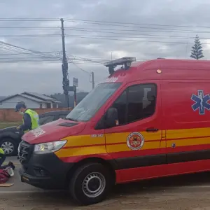 Motociclista fica ferido em colisão com carro na SC-410 em Canelinha