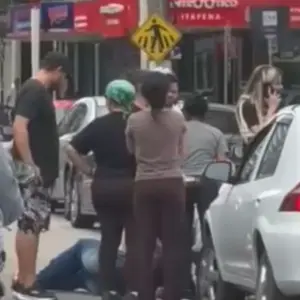 Carro corta frente de moto e motociclista sofre fratura na perna
