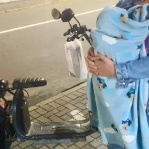 Pai é flagrado transportando recém-nascido em ciclomotor em Itapema