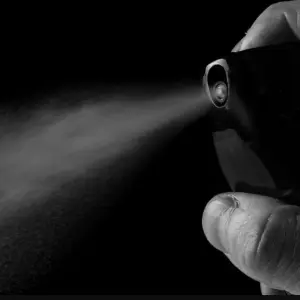 PERIGO: Estudantes são flagrados inalando desodorante em ônibus escolar