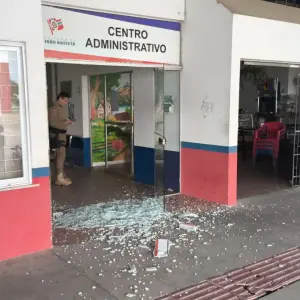 Homem é preso após danificar porta de vidro do terminal rodoviário