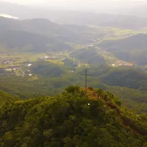 Trilha do Morro da Gurita, ponto mais alto de São João Batista, ganha melhorias e sinalização 