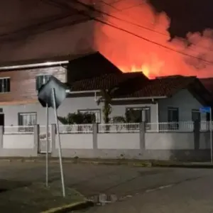 Casa e marcenaria são destruídas por incêndio de grandes proporções