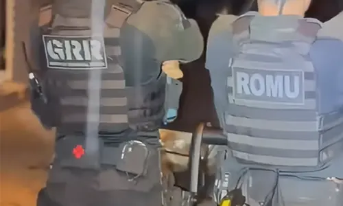 Suspeitos de roubo presos e armas localizadas após perseguição