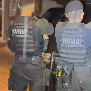Suspeitos de roubo presos e armas localizadas após perseguição