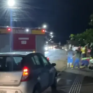 Buraco na rua causa acidentes em série e deixa três feridos