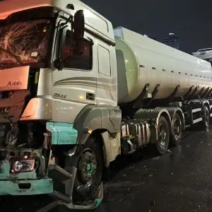 Três carretas se envolvem em engavetamento na BR-101 Norte, em Itapema